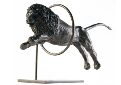 Sculpture en bronze d'un lion sautant dans un cerceau