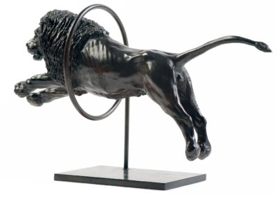 Sculpture en bronze d'un lion sautant dans un cerceau