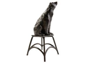 Sculpture en bronze d'un ours sur un tabouret