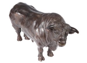 Sculpture en bronze d'un taureau charolais