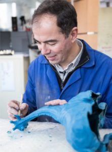 Sculpteur Damien Colcombet travaillant le modèle en cire