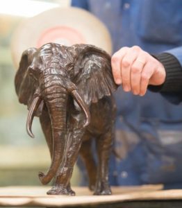 Sculpteur Damien Colcombet polissant une sculpture