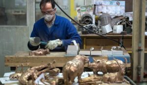 Sculpteur Damien Colcombet travaillant le bronze