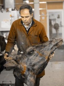 Sculpteur Damien Colcombet travaillant le modèle en cire