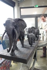 Sculpteur Damien Colcombet travaillant le bronze