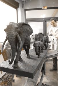 Sculpteur Damien Colcombet travaillant le bronze