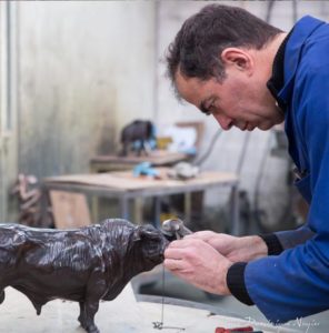 Sculpteur Damien Colcombet travaillant le bronze
