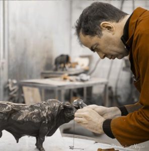 Sculpteur Damien Colcombet travaillant le bronze