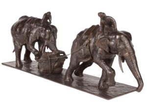 Sculpture en bronze de deux éléphant d'Asie en train de tirer une charge