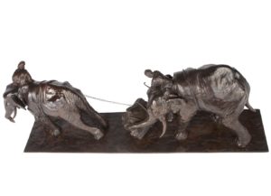 Sculpture en bronze de deux éléphant d'Asie en train de tirer une charge