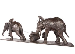 Sculpture en bronze de deux éléphant d'Asie en train de tirer une charge