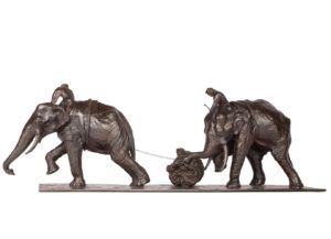 Sculpture en bronze de deux éléphant d'Asie en train de tirer une charge