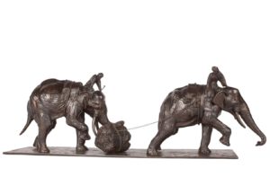 Sculpture en bronze de deux éléphant d'Asie en train de tirer une charge