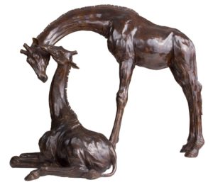 Sculpture en bronze d'une girafe et d'un girafon