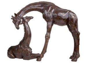 Sculpture en bronze d'une girafe et d'un girafon