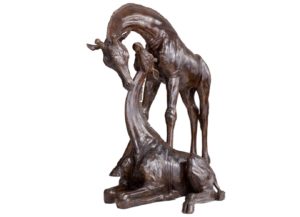 Sculpture en bronze d'une girafe et d'un girafon