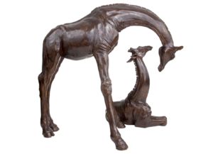 Sculpture en bronze d'une girafe et d'un girafon