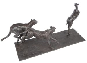 Sculpture en bronze de deux guépards poursuivant une antilope