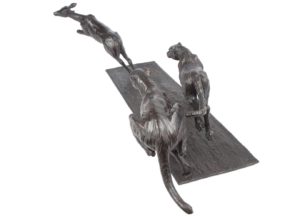 Sculpture en bronze de deux guépards poursuivant une antilope