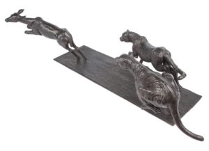 Sculpture en bronze de deux guépards poursuivant une antilope