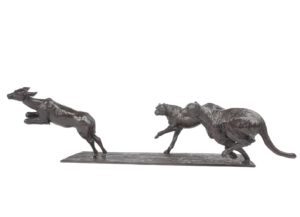 Sculpture en bronze de deux guépards poursuivant une antilope