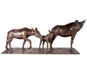 Sculpture en bronze d'une famille d'okapis