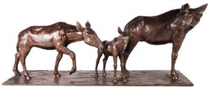 Sculpture en bronze d'une famille d'okapis