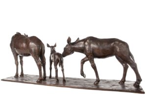 Sculpture en bronze d'une famille d'okapis