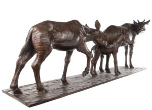 Sculpture en bronze d'une famille d'okapis