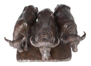 Sculpture en bronze de trois buffles