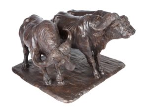 Sculpture en bronze de trois buffles