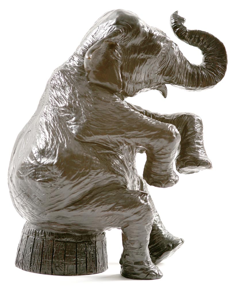 Sculpture en bronze d'un éléphant de cirque assis sur un tabouret