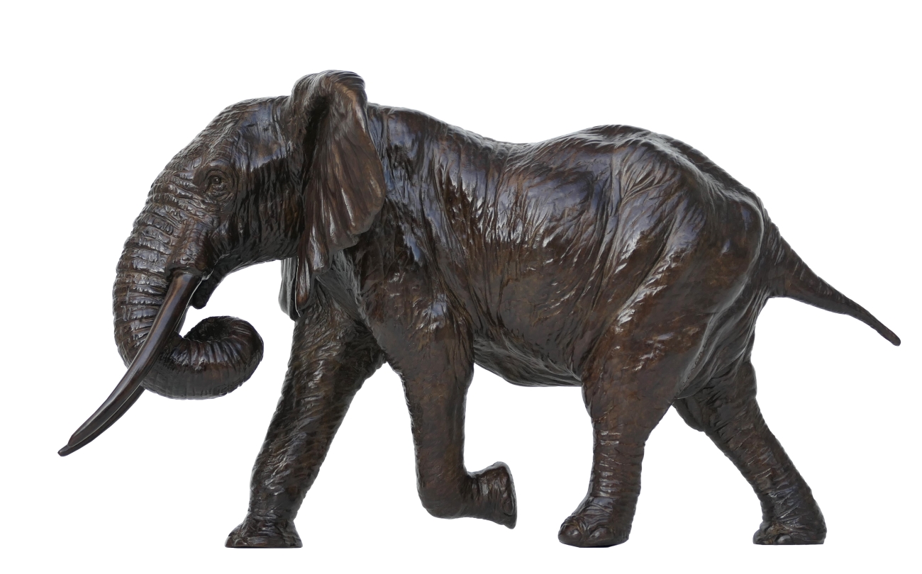 Eléphant-d'Afrique-chargeant-trompe-enroulée-vue-00 Sculpture terre hippopotame petit